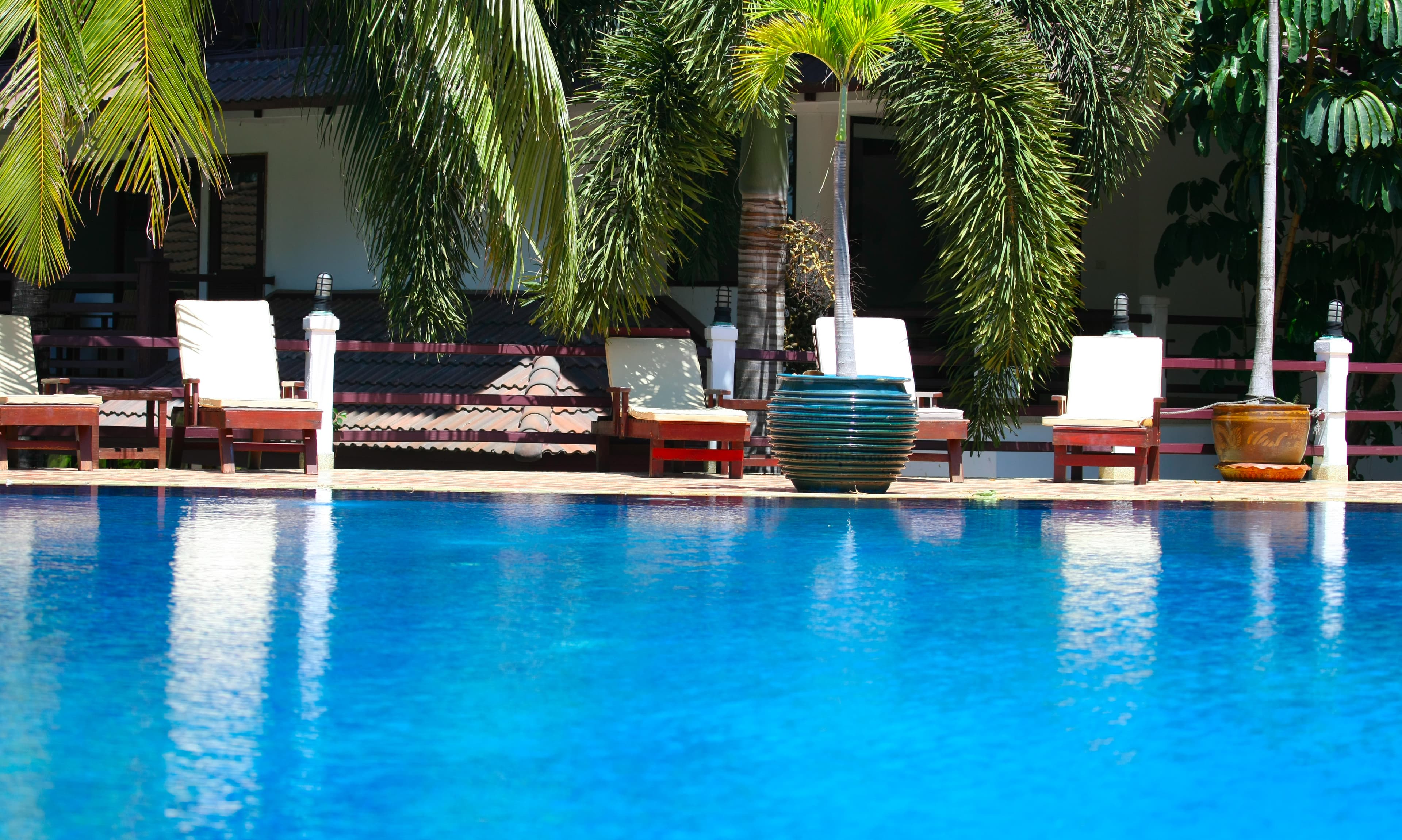 Custom swimming pool installation